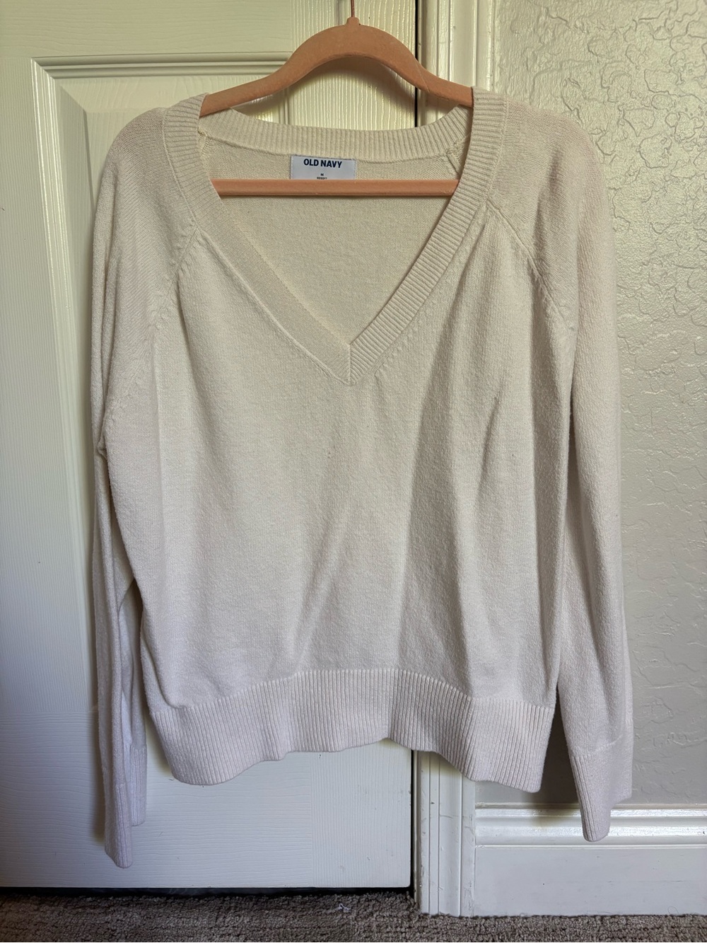 Old Navy Women's Cream V-Neck Pullover Sweater